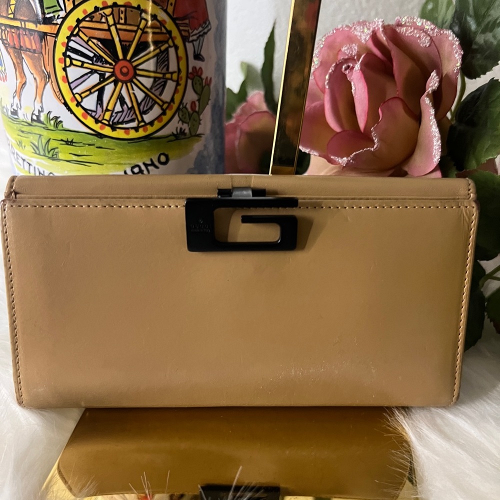 ⭐️Gucci Leather Wallet with Vintage Clasp